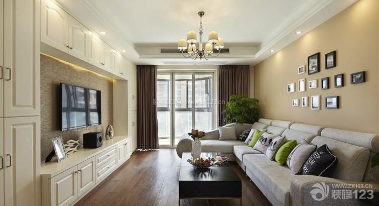 液晶电视背景墙 三室两厅一卫 现代简约风格 照片墙 背景墙造型 遮光帘 浅褐色木地板 石膏板吊顶 家装吊顶 简约吊灯 射灯 灯带 电视柜 储物柜 悬空柜 黄色墙面 墙面漆 墙面壁纸 压纹壁纸 背景墙壁纸 推拉门 玻璃门 木质茶几 布艺沙发 转角沙发 沙发垫 装饰品 长方形客厅 