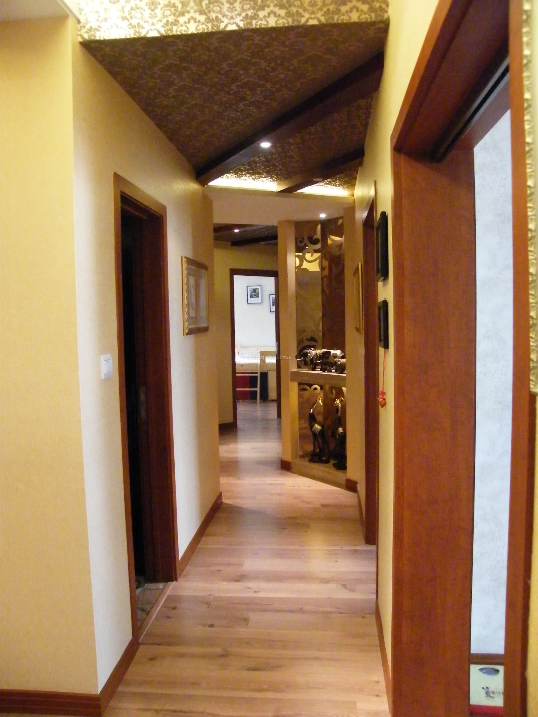 简约中式风格 走廊玄关 家装玄关 玄关设计 暗花壁纸 吊顶壁纸 大花壁纸 室内吊顶 吊顶设计 走廊吊顶 木质吊顶 浅褐色木地板 射灯 棕色踢脚线 实木踢脚线 墙面壁纸 奶茶色墙面 装饰画 装饰品 艺术玻璃墙面 棕色门框 