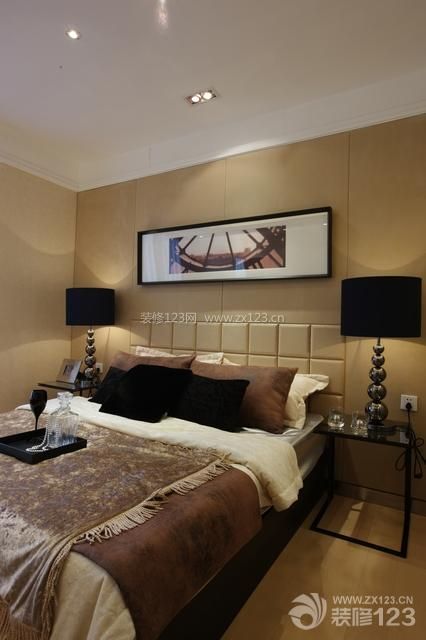 卧室布局 卧室装饰 床头背景墙 双人床 软床 顶角线 浅棕色木地板 射灯 台灯 护墙板 墙面装饰 装饰画 小方几 玻璃茶几 边几 简约装修设计 